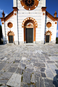 教会在 mercallo 旧封闭的砖人行道上意大利 l