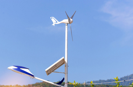 路灯与小型风力发电机由太阳能电池板提供动力照片