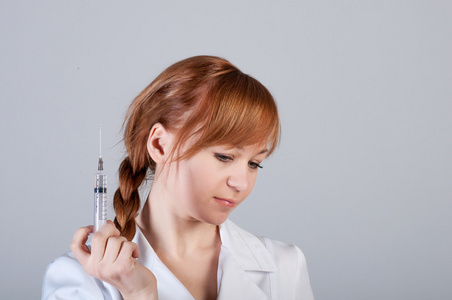 一位女医生用注射器的特写