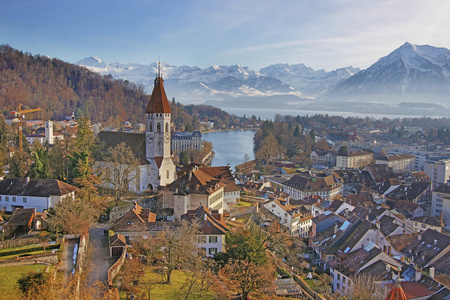 图恩教会和镇下都与阿尔卑斯山全景