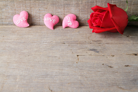 粉红色的心与木坝上的玫瑰情人节背景