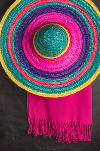 墨西哥草帽和毯子的背景图片