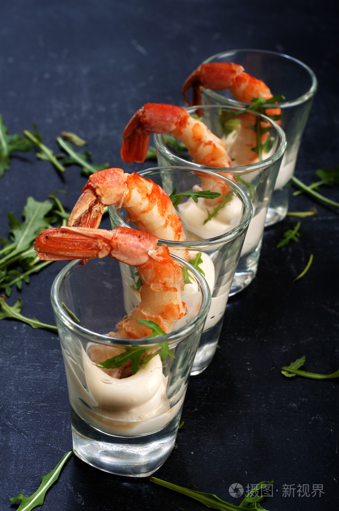 奶油酱汁中的虾鸡尾酒. 一杯一杯的虾