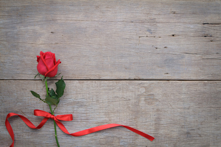 红玫瑰与丝带上木制的情人节背景
