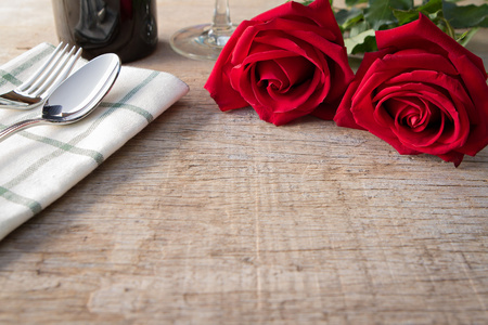 餐桌上的红玫瑰。情人节 纪念日等