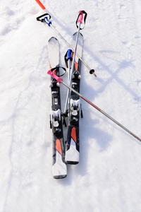 在滑雪道上滑雪设备