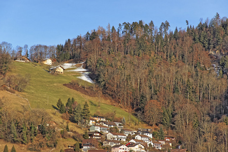 小山与村庄图恩在冬天的全景视图