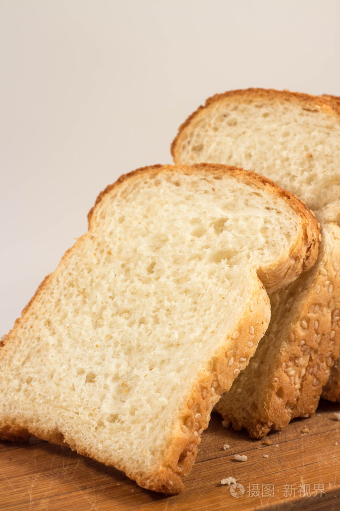 在白色背景上的新鲜切片的面包