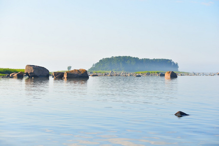 在 Kasmu 海岸的岩石