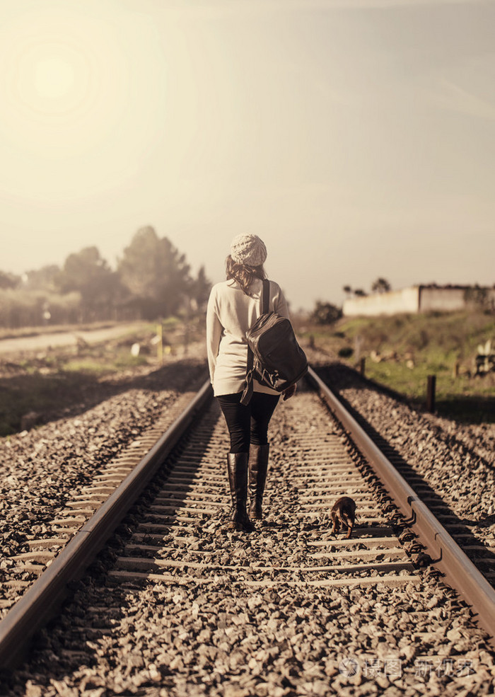 沿着铁路走的女人