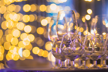 不同的彩色的酒精鸡尾酒与上一个圣诞晚会 马提尼酒，伏特加，和别人对薄荷美丽行装饰餐饮花束表上露天事件，与美丽的散景图片