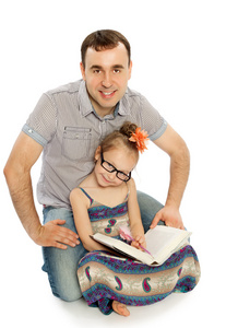 爸爸和女儿做作业