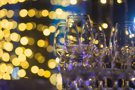 不同的彩色的酒精鸡尾酒与上一个圣诞晚会 马提尼酒，伏特加，和别人对薄荷美丽行装饰餐饮花束表上露天事件，与美丽的散景图片