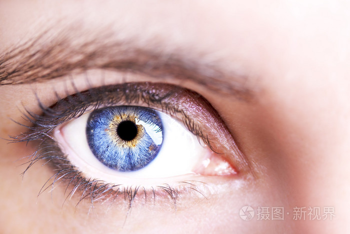 女人美丽有深刻的了解蓝色的眼睛
