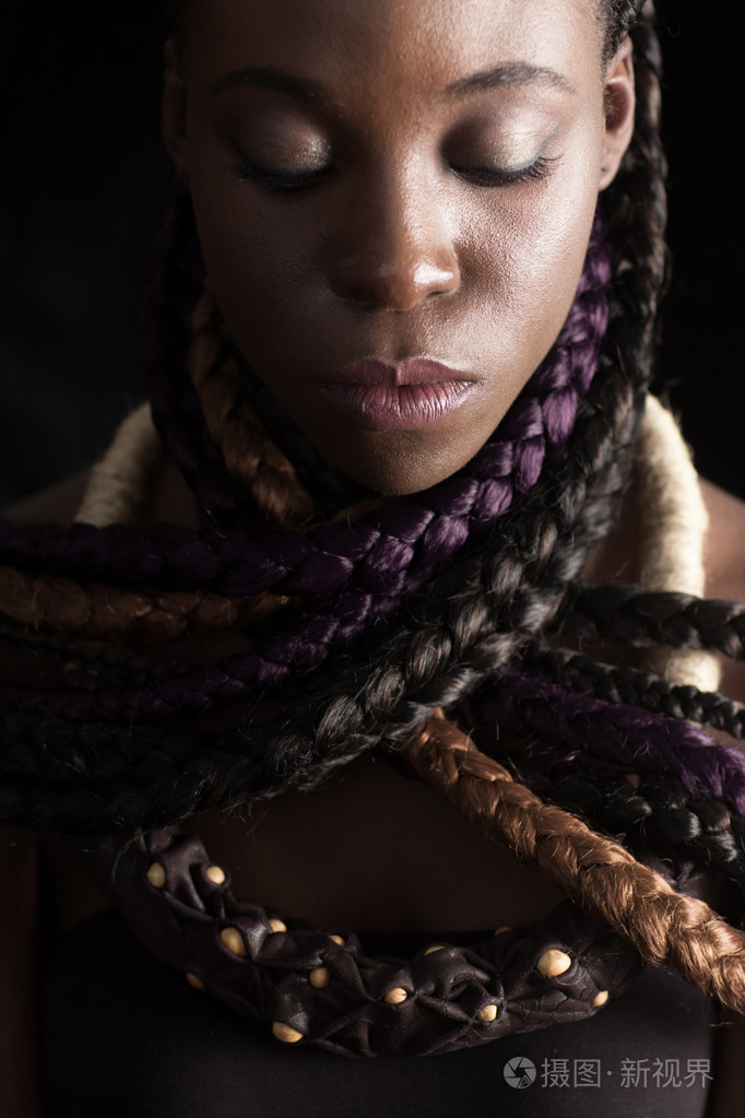 彩色长辫子的黑人女人照片-正版商用图片1ltuyy-摄图新视界