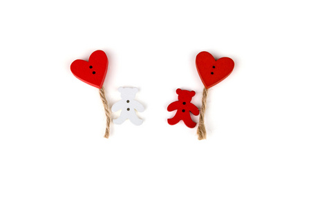 两只熊用白色背景上的气球心。木制的按钮。瓦伦丁的明信片。情人节礼物红色的心