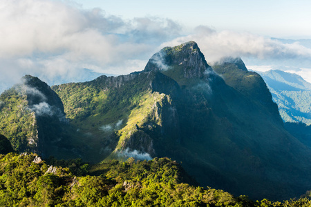 雾和云山山谷风景