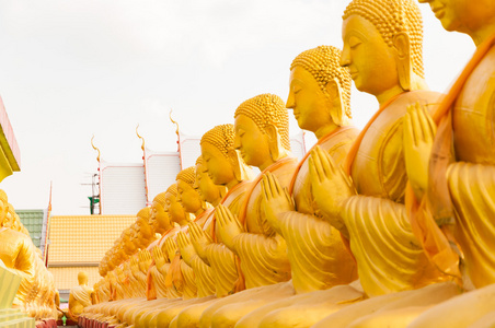 金色的佛像雕像冥想中泰国行