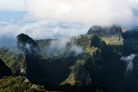 雾和云山山谷风景