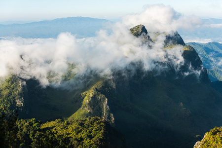 雾和云山山谷风景