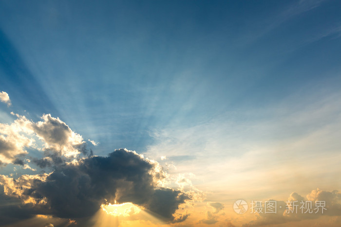 通过在蓝蓝的天空上的阴霾的阳光