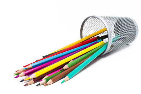 彩色的铅笔在白色背景上的铅笔盒