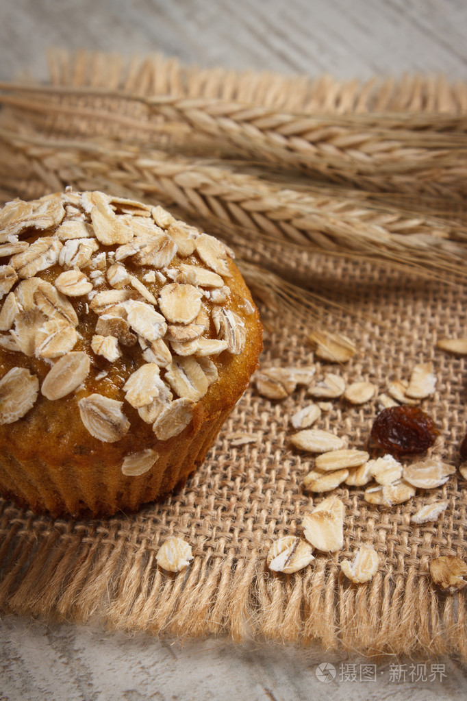 燕麦片的新鲜松饼烤全麦面粉与黑麦穗子,美味健康甜点