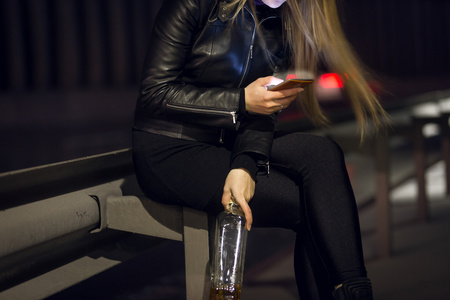 晚上寂寞的女人图片