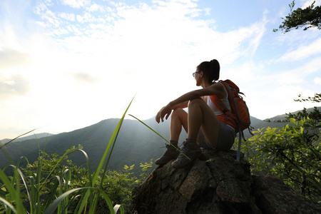 山峰上的女人背包客