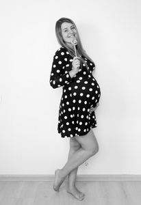 黑色和白色的孕妇和棒棒糖的合影画像