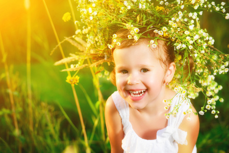 一个花圈上自然在苏笑有趣开心宝贝儿童女孩