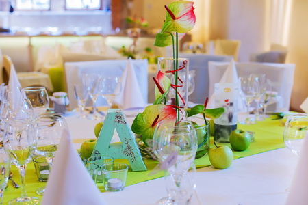 优雅的餐桌，在白色和绿色，婚礼 par 的苹果