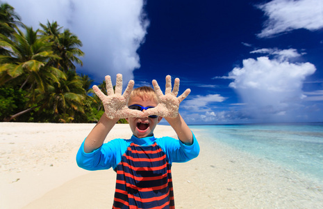 热带海滩上玩的小男孩