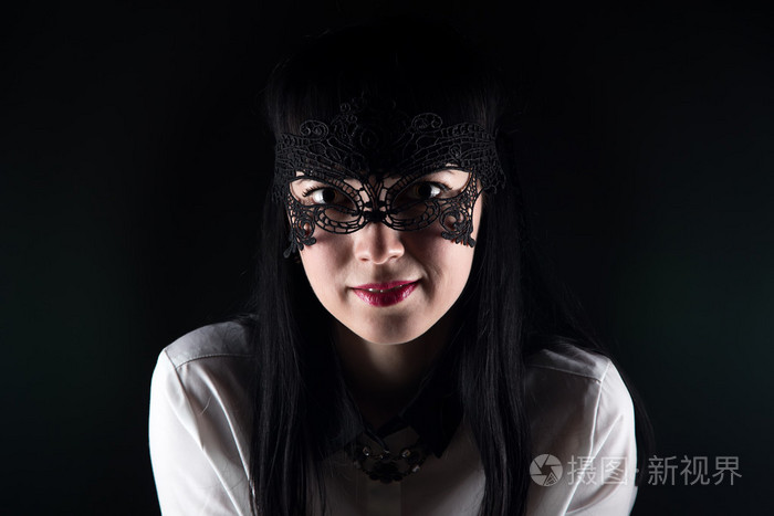 微笑的亚裔女子和花边面具