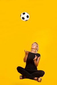 女人玩足球球