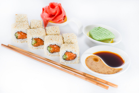 日本寿司三文鱼和白芝麻黄瓜的特写