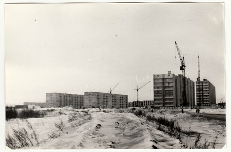 复古照片显示在苏联的公寓楼建设。冬天的时候