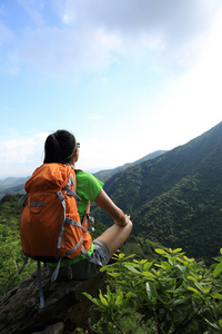 山峰上的女人背包客