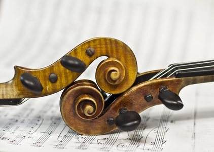 优美的小提琴，背景为旧笔记。乐器。弦乐器