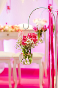 美丽的花朵在白色和粉红色安排婚礼或电动汽车