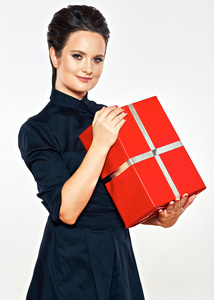 微笑的女人抱着红色礼品盒