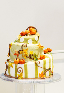 美丽的婚礼蛋糕，为橙色和奶油南瓜