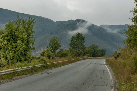 多云的白天穿过巴尔干山的风景如画的道路