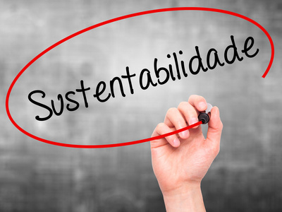 男人手写作 用葡萄牙语Sustainabilit Sustentabilidade