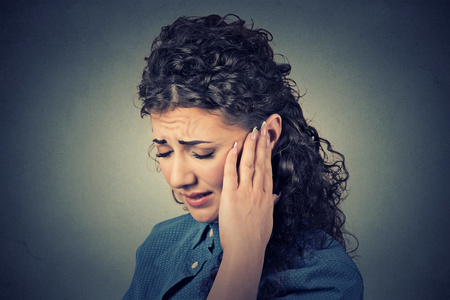 耳鸣。特写患病女性有耳朵疼痛触摸痛苦的头