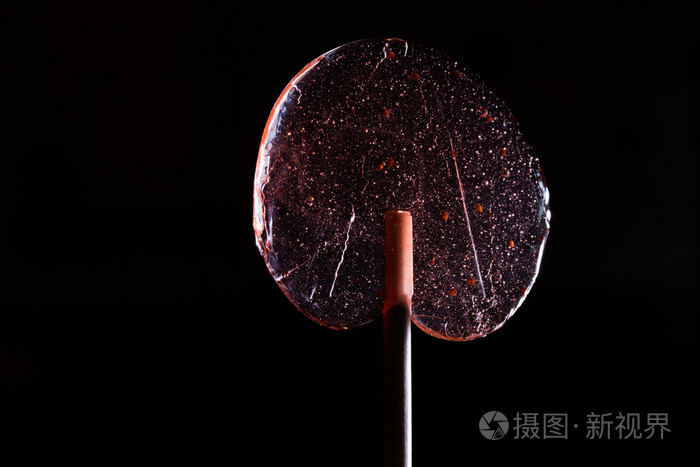 在黑色背景上的草莓棒棒糖