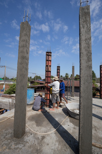 建筑工人正在工厂里建造支柱块