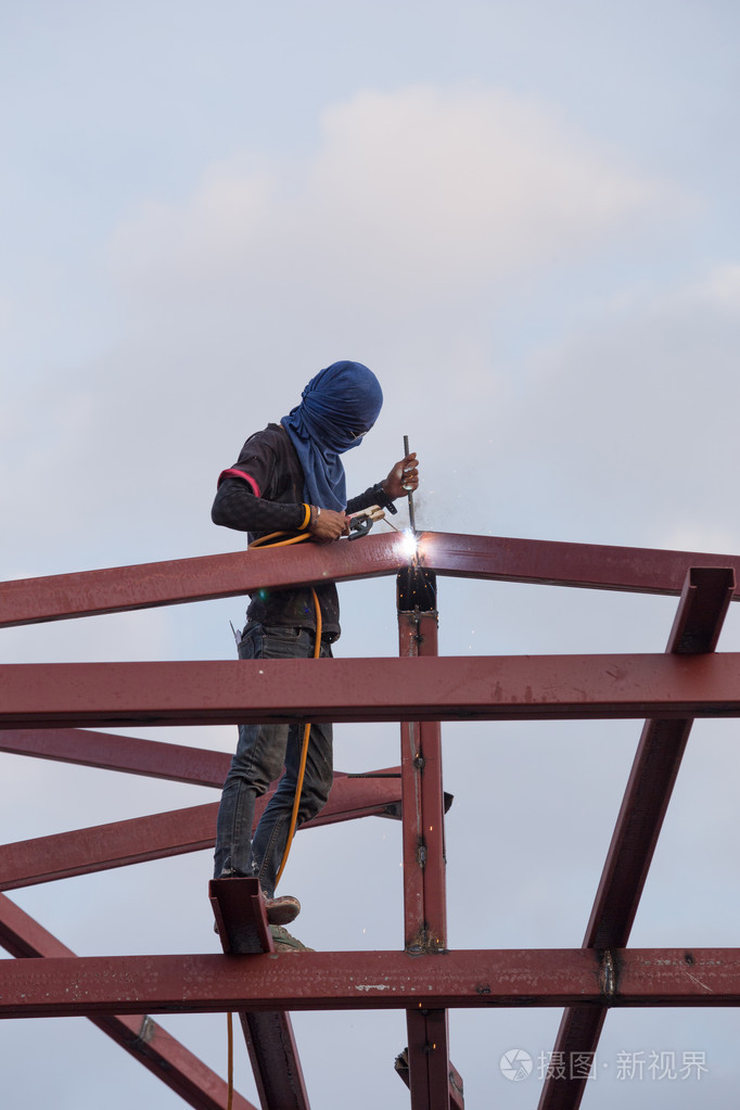 不锈钢焊接工人建造屋顶