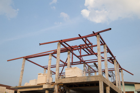 钢结构梁上屋顶的建筑住宅建设照片