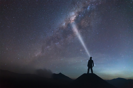 男人正站在小山和光去银河